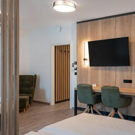 City Hotel Stockerau فندق 4*