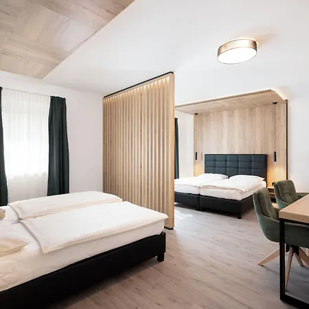 City Hotel Stockerau فندق 4*