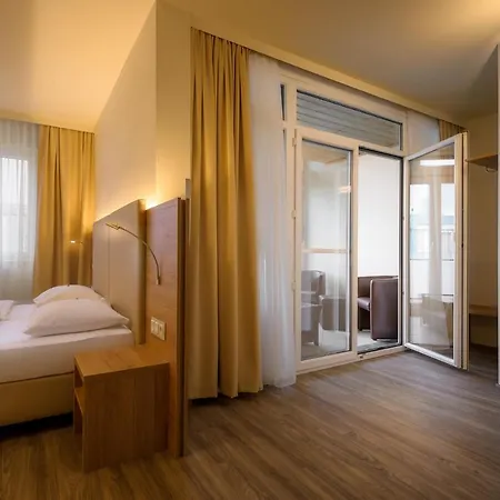 City Hotel Stockerau 4*