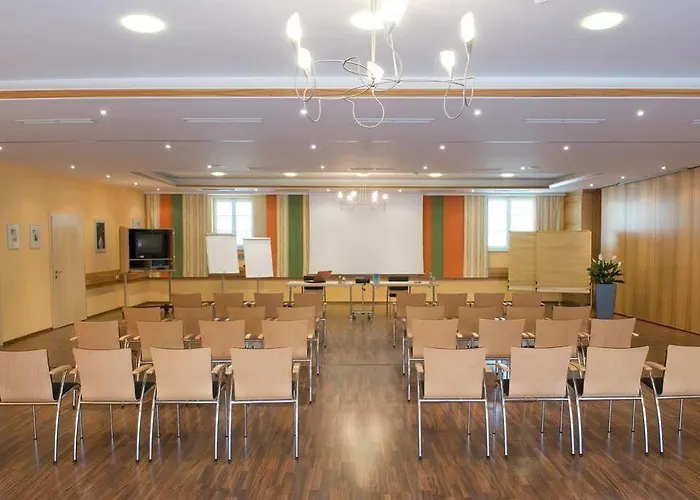 City Hotel Stockerau فندق 4*